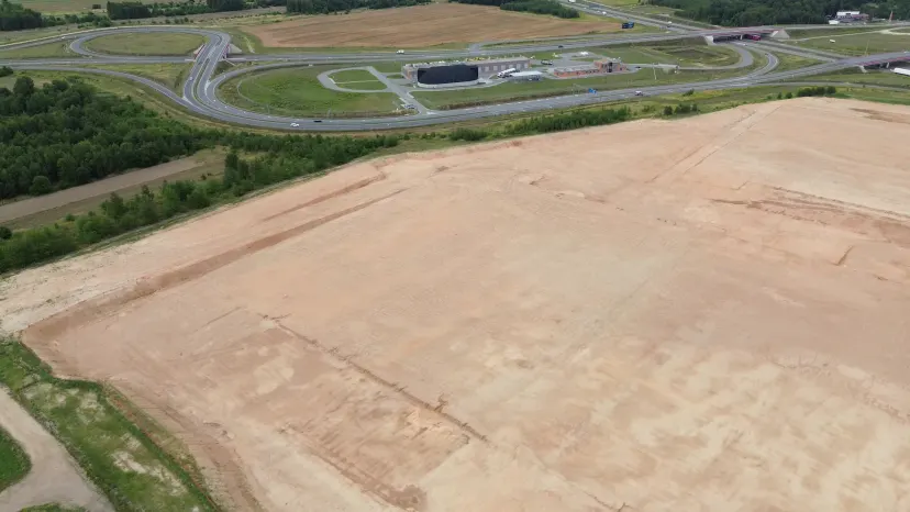 Plataforma industrial do zero: 110 mil m² de corte e aterro na margem da BR-381