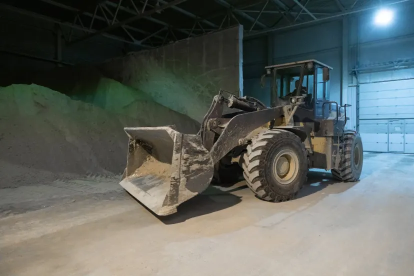 Material de construção volta a vender e o caminhão começa a esperar na descarga do depósito
