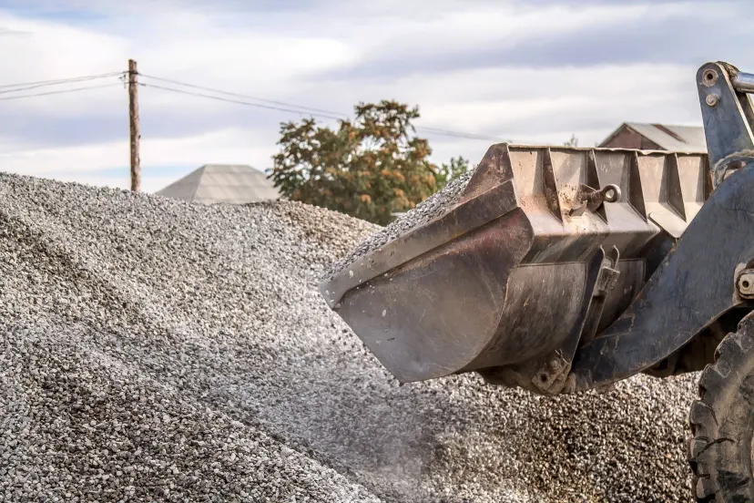 51% das lojas de material de construção fecharam o semestre estáveis, e o IBGE mostra por que o volume não subiu